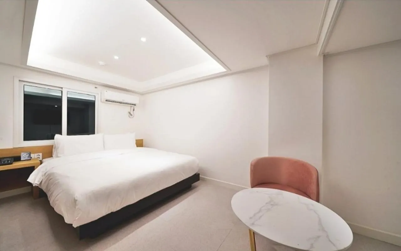 Busan Seomyeon Business Hotel J7 2*,